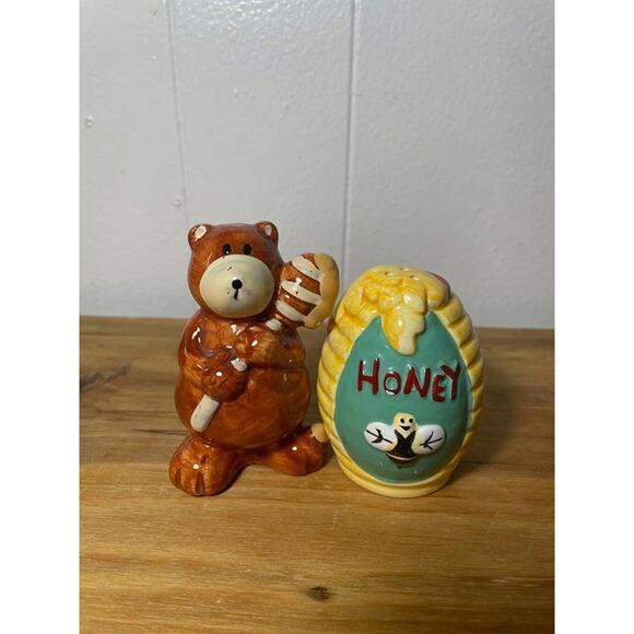 Bear and Honey Hive Salt and Pepper Shaker - Picture 1 of 9
